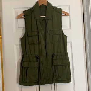 EUC AE military green vest